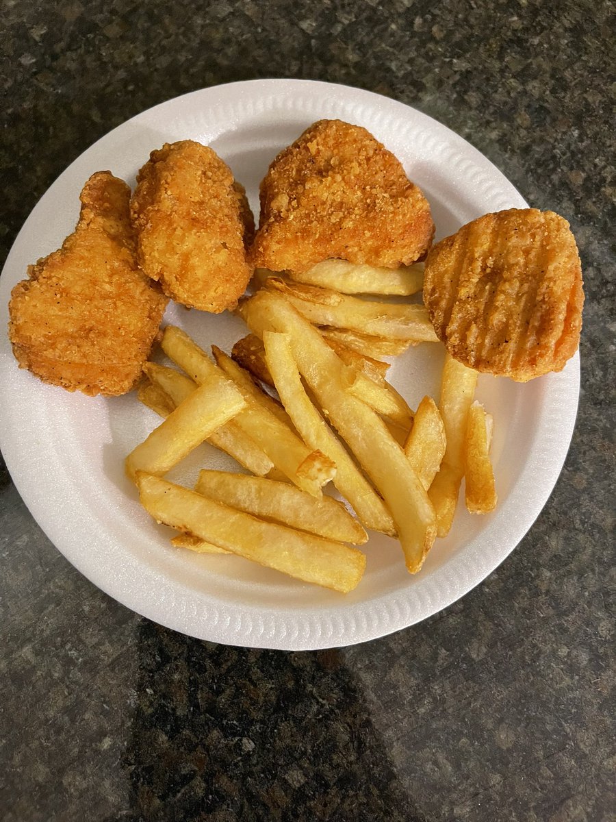 Amariyahjai's tweet photo. @Wendys kids meal, so much food I don’t know how my child is going to finish it all 😩 (I can literally count the fries) https://t.co/tGXuEoJROo