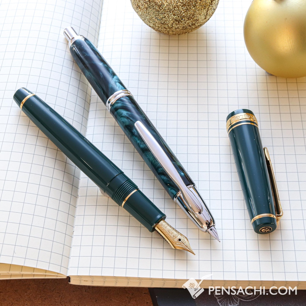 pen_sachi's tweet photo. Any love for the shade of green? ๐
We just couldn't take the eyes off of that Pilot Capless SE - Marble Green, but the Pro Gear Slim - Cobalt Green deserves just as much love! ๐ #capless #vanishingpoint #caplessSE #progearslim https://t.co/gFonhDEW52