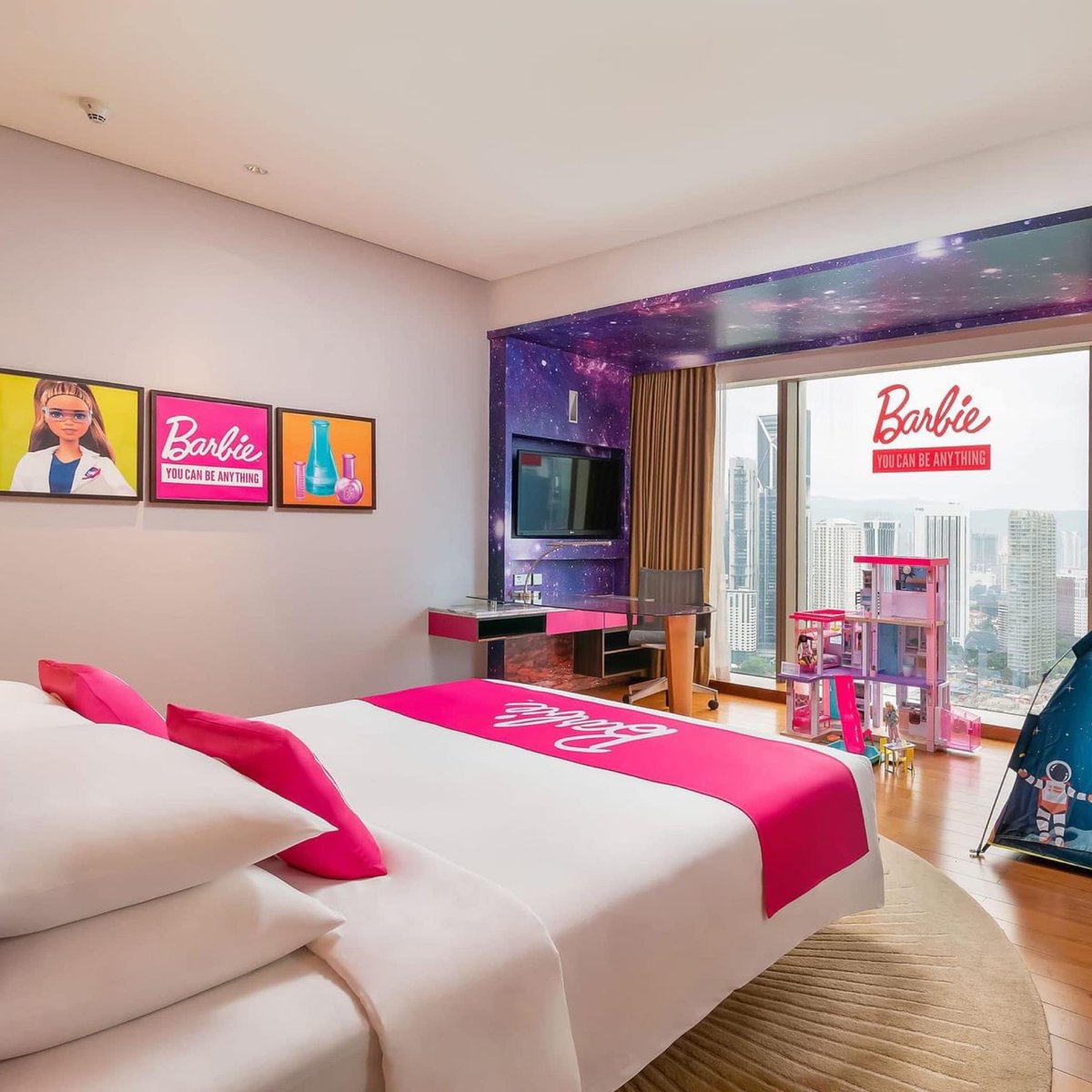 iwanqais's tweet photo. Barbie theme staycation. 🤩

🚏Grand Hyatt Kuala Lumpur https://t.co/T7WNxHrzzY