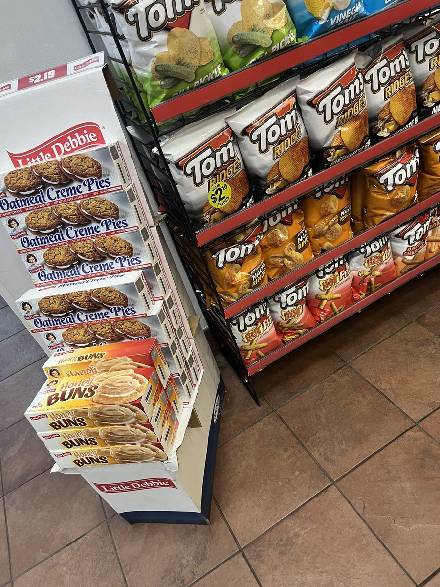 trickatree's tweet photo. gas stations, american east https://t.co/fOP1p4mGIr