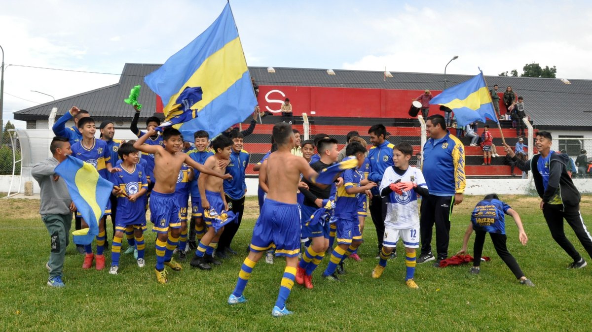 Belgranodesquel's tweet photo. LA NOVENA DE BELGRANO GRITO CAMPEÓN EN TREVELIN!
Superó a Fontana 4 a 2 (global de 7-2) y alcanzó el titulo de la Liga del Oeste 2021!!!
Felicitaciones chicos!!!
@jctardon @Maxi_Fernandez_ @srgesquel @Canal4Esquel @Fran_Caputo @LaPortadaDiario https://t.co/iKcfNCOCTj