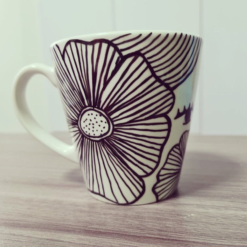 SolDYVA's tweet photo. A ideia era um pote de bala design que estivesse no limite da brincadeira. Não achei. No meio da frustração vi a caneca e pensei: bora desenhar nela, vai dar certo. E deu! A migues amou 💜✨🌻

#ilustracao #ilustracion #ceramica #ceremic 

https://t.co/fYFeKGpf4Z https://t.co/2o8TEzwNms