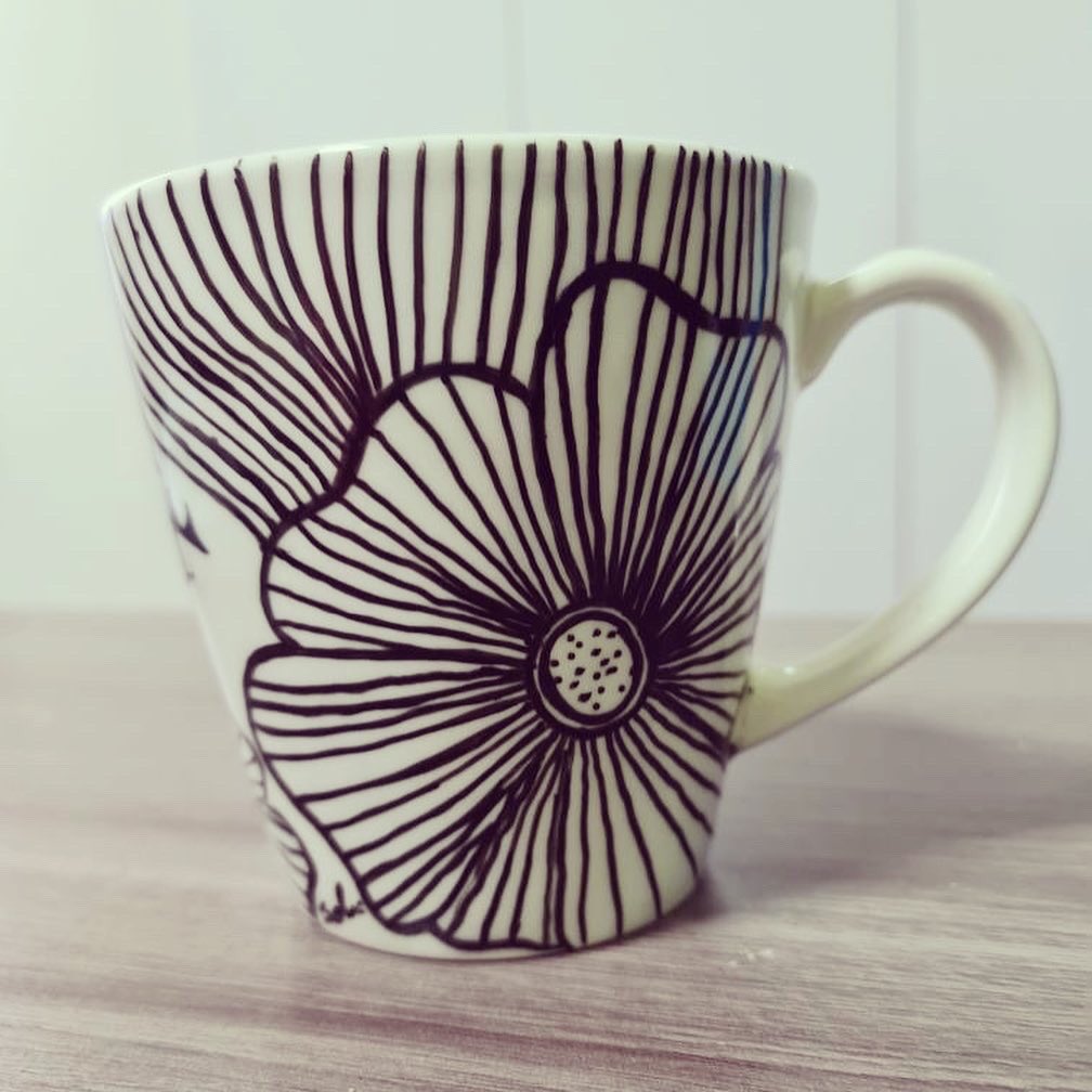 SolDYVA's tweet photo. A ideia era um pote de bala design que estivesse no limite da brincadeira. Não achei. No meio da frustração vi a caneca e pensei: bora desenhar nela, vai dar certo. E deu! A migues amou 💜✨🌻

#ilustracao #ilustracion #ceramica #ceremic 

https://t.co/fYFeKGpf4Z https://t.co/2o8TEzwNms