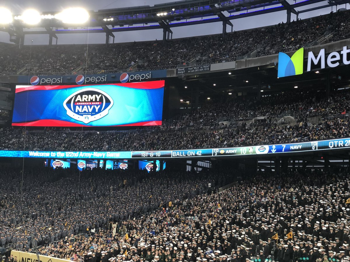 Amazing experience at the 2021 #ArmyNavyGame!!  It was great to meet <a href="/JMacDonald_Navy/">Jason MacDonald</a> of <a href="/NavyFB/">Navy Football</a>.  Thank you to all who currently serve our country, and to all of our nation’s veterans!  Nothing like closing out the season with a W!!  #GoNavy #BeatArmy⚓️🔵🟡