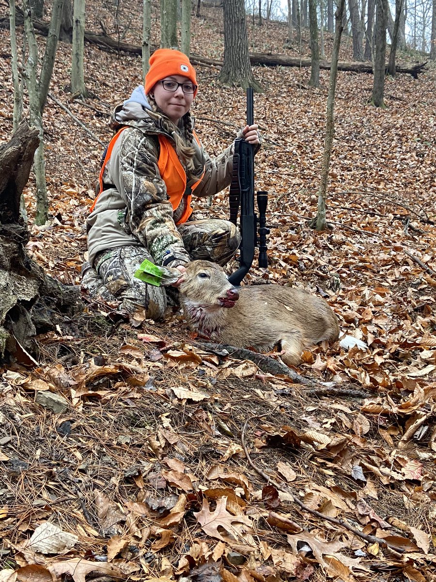 DaisyWenger1's tweet photo. Got my first one in 🤙 no antlers but def a male. Also perfect neck shot with the slug gun https://t.co/hdDuHaa898