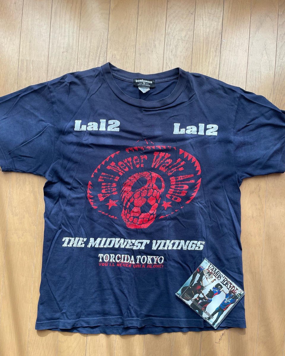 thee_mge1011's tweet photo. 16〜17年ぶり?にライブをすると聞いて。寝巻きにしていたTシャツを引っ張り出してきた。まさかこれ着てライブ行けるとは思わなかったなぁー!#themidwestvikings #青赤歌合戦 #fctokyo #LACOSTE #ARNOLD #TOROY #HANGTEN https://t.co/VNQFXzxcVv