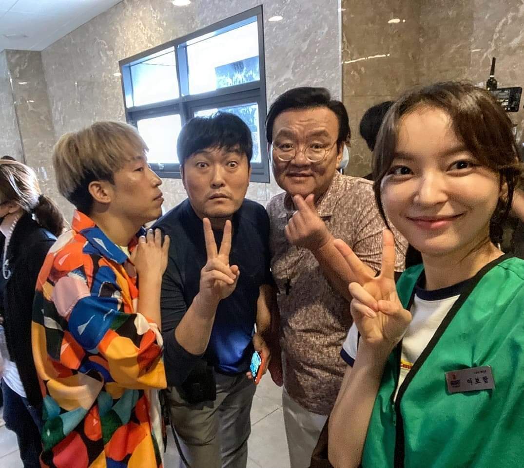 kdramaunnieee's tweet photo. The casting crew should have a raise for having them as main casts ✊🤟

#HappinessFinale https://t.co/8D09pDXpvD