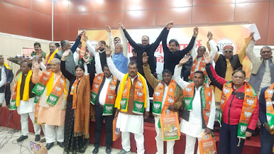connectkashii's tweet photo. यूपी चुनाव से पहले एसबीएसपी के पूर्व विधायक और अन्य लखनऊ में बीजेपी में शामिल हुए | December 12, 2021 at 12:18PM

उत्तर प्रदेश विधानसभा चुनाव से पहले, एसबीएसपी के पूर्व विधायक कालीचरण और अन्य रविवार को लखनऊ में भाजपा में शामिल हो गए |

अगले साल की शुरुआत… https://t.co/nFZGHgL2Qu https://t.co/UZQBsr9zQ5
