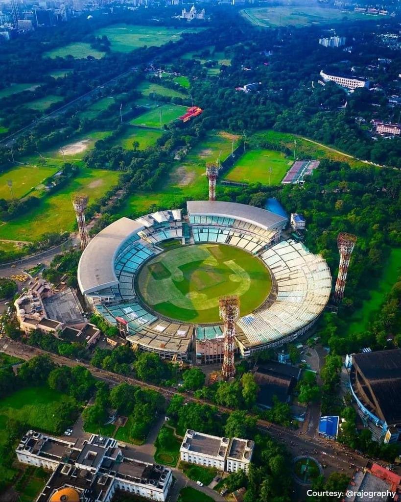 joefooty's tweet photo. If ever there was a photo that summed up the sad financial disparity between football and cricket in #India then this is it: (Can you spot the home grounds of the two biggest football clubs in India?……but I bet you can spot the oval tho) 🤬🤬@sc_eastbengal @Mohun_Bagan https://t.co/kb2nK4lcHw