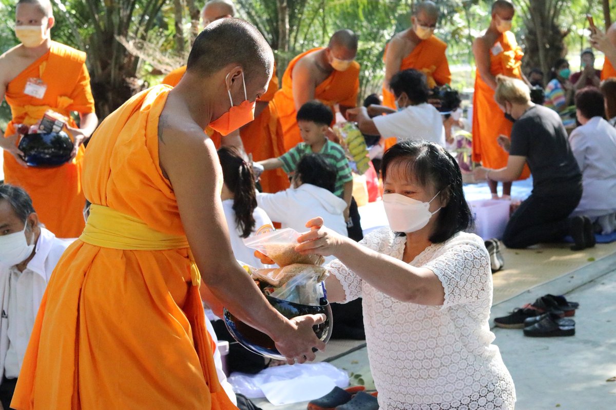 HappyCenter072's tweet photo. ศูนย์นนท์ฯ จัดตักบาตรพระใหม่วันนี้ ซึ่งถือเป็นโอกาสดีที่ทำให้ญาติโยมและบิดามารดาของพระใหม่มีโอกาสทำบุญมากขึ้น ได้ใกล้ชิดพระศาสนามากขึ้น การช่วยให้พ่อแม่ได้ทำทาน รักษาศีล หรือเจริญสมาธิภาวนา ถือเป็นการตอบแทนพระคุณท่านตรงตามคำสอนของพระบรมศาสดา #วันนี้วันพระ #ศูนย์นนท์ฯ https://t.co/lyEcRB45ma