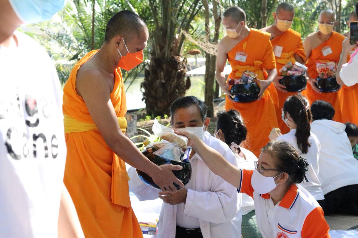 HappyCenter072's tweet photo. ศูนย์นนท์ฯ จัดตักบาตรพระใหม่วันนี้ ซึ่งถือเป็นโอกาสดีที่ทำให้ญาติโยมและบิดามารดาของพระใหม่มีโอกาสทำบุญมากขึ้น ได้ใกล้ชิดพระศาสนามากขึ้น การช่วยให้พ่อแม่ได้ทำทาน รักษาศีล หรือเจริญสมาธิภาวนา ถือเป็นการตอบแทนพระคุณท่านตรงตามคำสอนของพระบรมศาสดา #วันนี้วันพระ #ศูนย์นนท์ฯ https://t.co/lyEcRB45ma