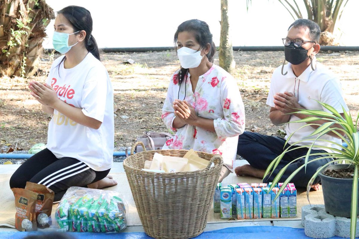 HappyCenter072's tweet photo. ศูนย์นนท์ฯ จัดตักบาตรพระใหม่วันนี้ ซึ่งถือเป็นโอกาสดีที่ทำให้ญาติโยมและบิดามารดาของพระใหม่มีโอกาสทำบุญมากขึ้น ได้ใกล้ชิดพระศาสนามากขึ้น การช่วยให้พ่อแม่ได้ทำทาน รักษาศีล หรือเจริญสมาธิภาวนา ถือเป็นการตอบแทนพระคุณท่านตรงตามคำสอนของพระบรมศาสดา #วันนี้วันพระ #ศูนย์นนท์ฯ https://t.co/lyEcRB45ma