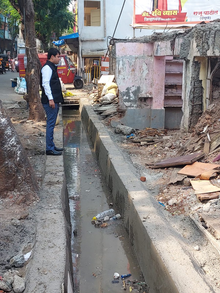adv_ravivyas's tweet photo. मेरे प्रभाग मे जनता नगर रोड स्थित महेश नगर इमारत के पास गटर काफी खराब स्थिति में था और वहा पानी जमा होने की समस्या थी । मेरी निधी से इसका नए से निर्माण करवाया गया है । अब यहा पानी जमा होने की समस्या खत्म हो जाएगी।
#AdvRaviVyas #BJPZillaPresident #MaheshNagar #GutterWork https://t.co/UllkJcwYZC
