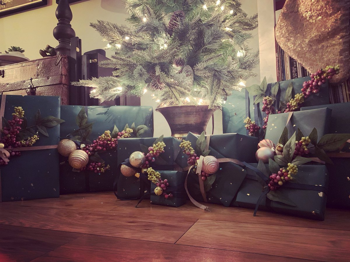 laura8263's tweet photo. Finally got my wrapping paper (@Paper_Source) and added a little of my own flare. Ready for Christmas 🎅 🎄 🎁 https://t.co/czPIR5zL1J