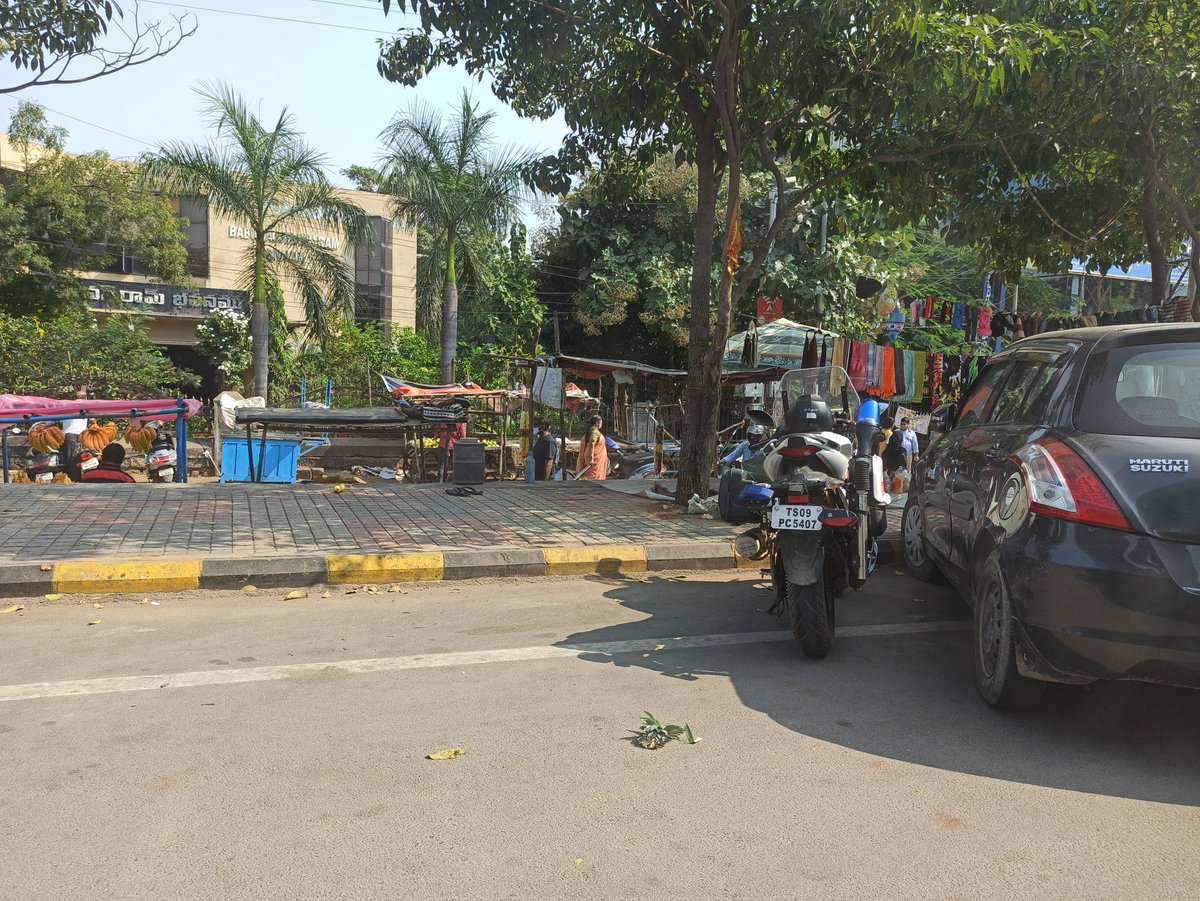 rameshraom's tweet photo. @HYDTP Wrong/Unauthorized Parking
Location : Kothapet, infront of babu jagjeevan rao bhavan
Date : Dec 12 2021 
Time : 11:17 AM https://t.co/dvtHiRTiwK