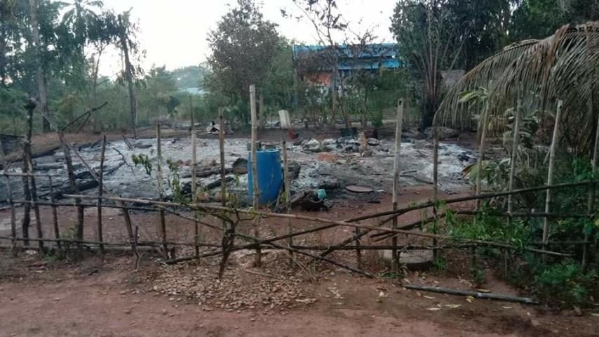 yMin2021's tweet photo. In Tanintharyi's Thayetchaung Tsp, Sawphyar Vlg: #MyanmarMilitaryTerrorists set on fire 4 public houses at around 2 PM on Dec 11.  #Dec12Coup #WarCrimesOfJunta #WhatsHappeningInMyanmar https://t.co/NwCsYXDy9n