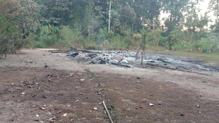 yMin2021's tweet photo. In Tanintharyi's Thayetchaung Tsp, Sawphyar Vlg: #MyanmarMilitaryTerrorists set on fire 4 public houses at around 2 PM on Dec 11.  #Dec12Coup #WarCrimesOfJunta #WhatsHappeningInMyanmar https://t.co/NwCsYXDy9n