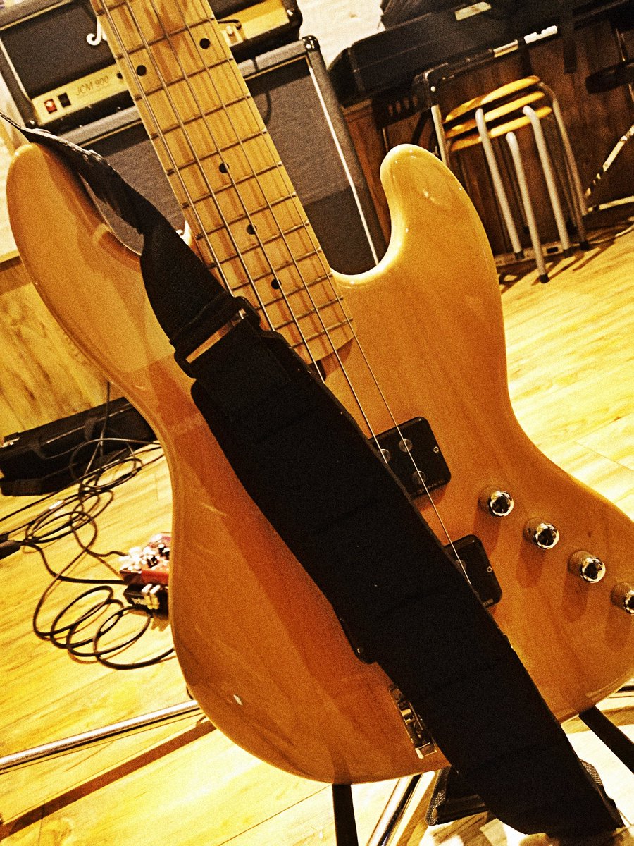 info_kuriyura's tweet photo. 週末スタジオ午前の部。曲制作を進めているバンドにて。いい塩梅なのだと思います。ゆったり目の時間軸ですが、進んでいます。メンバー、リスペクトしてます。
#bassguitar #b1four #zoom #basseffector https://t.co/S8BenFlf2o