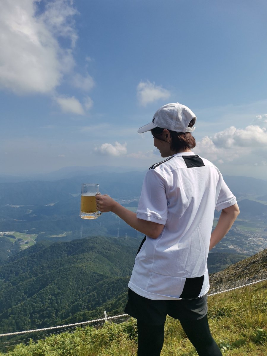 emiketaro's tweet photo. これは伊吹山、山頂でビールが飲める https://t.co/2KUnKdyNjf