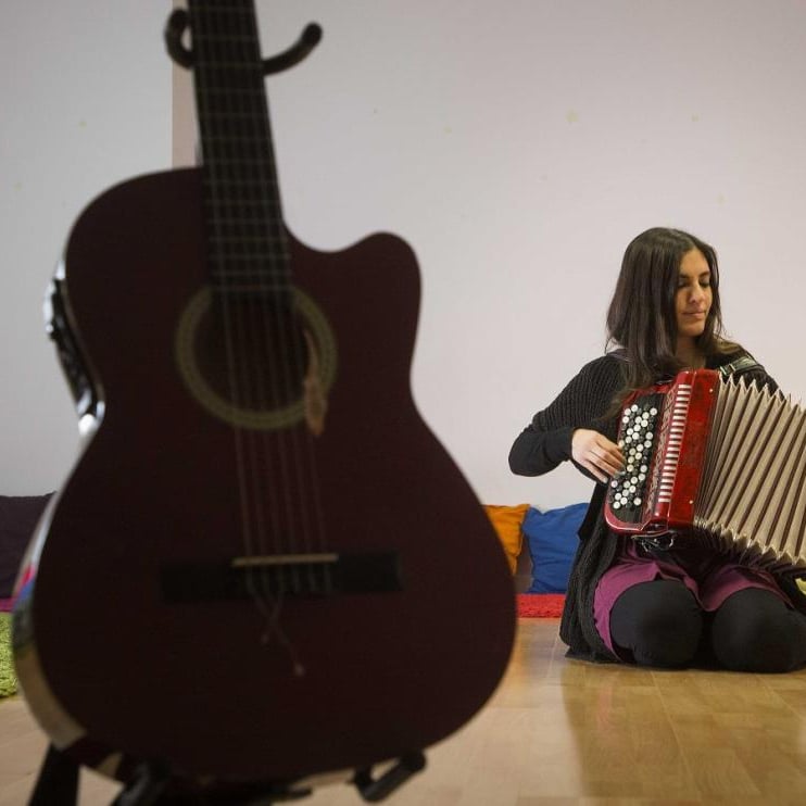 Hoy en <a href="/heraldoes/">Heraldo de Aragón</a> Musicoterapia: la técnica que no cura, pero sí cuida y sana Marta Temprado, desde Musikare, es punta de lanza local en la iniciativa privada; <a href="/MiguelDivi/">Miguel Ángel Diví</a> dirige el Máster en la especialidad <a href="/unizarmt/">Musicoterapia Avanzada UNIZAR</a> que convoca la Facultad de Ciencias de la Salud en <a href="/unizar/">Universidad Zaragoza</a>