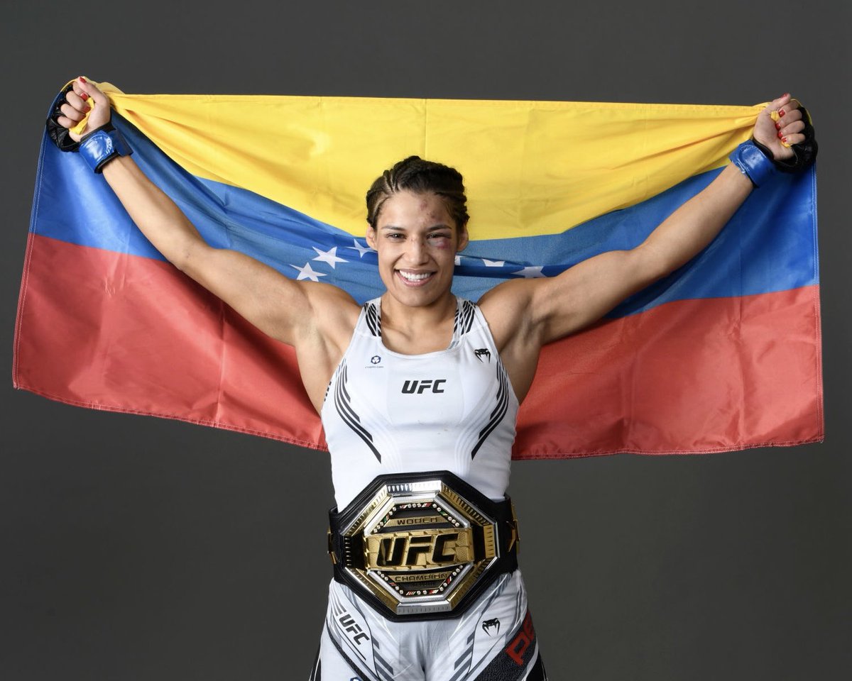 JOHNHATE's tweet photo. Y yo que me pensaba acostar picado ⚽ pero esto me saca una sonrisa enorme

Que grande eres @VenezuelanVixen Julianna Peña 🇻🇪 #UFC269 https://t.co/r3fy0ABNtJ