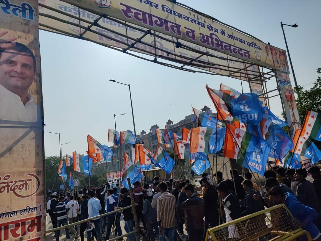 Neerajkundan's tweet photo. विश्व की पुकार है ये, भागवत का सार है कि, युद्ध ही तो वीर का प्रमाण है, कौरोवों की भीड़ हो  या पांडवों का नीड़ हो, जो लड़ सका है वो ही तो महान है।

यह महारैली महंगाई, बेरोजगारी, भ्रष्टाचार को बढ़ावा देने वाली भाजपा को करारा जवाब देगी।
#JanJagranWithCongress
#MehangaiHataoRally https://t.co/YPOnmk5S4D
