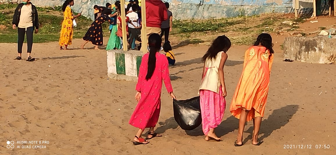 Youth For Seva Learning Centre Kids along with volunteers cleaned beach premises near PeddaJalari Peta, Vizag today.
@yfs_official @GVMC_OFFICIAL @GummallaSrijana