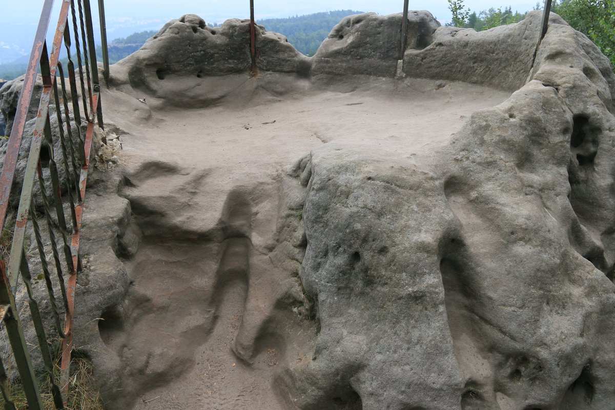 Forstler1's tweet photo. 8/10 Aussichtsplattform auf dem #Papststein. Man sieht gut den Einfluß von 150 Jahren Tourismus. Der #Papststein ist sehr gut mit Bus und Bahn erreichbar und dank seiner Bergwirtschaft ein beliebtes Ausflugsziel. https://t.co/r30wgBXQjc