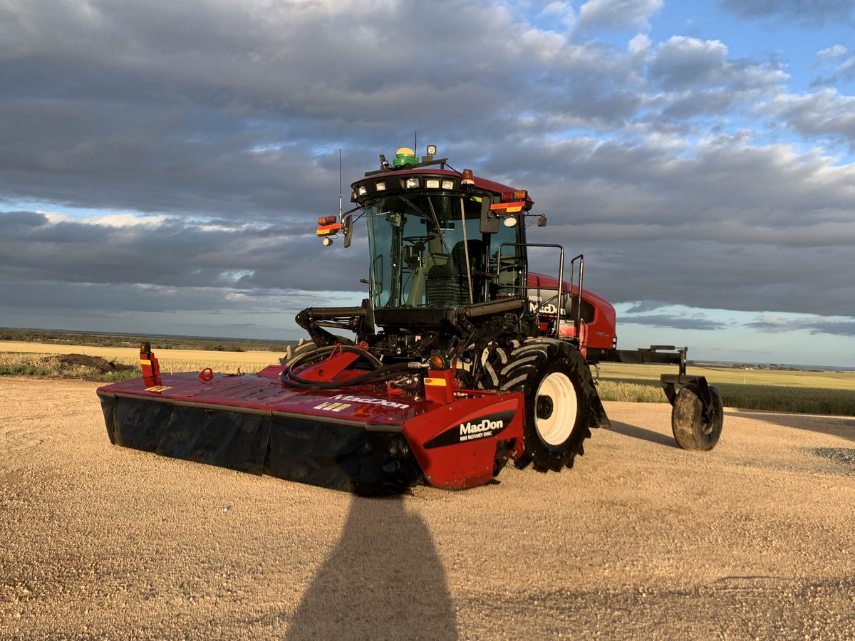kapinnie6576's tweet photo. MacDon M200 for sale with 3700 hours 
D65 -2016 new deck mats 40 foot 
R85 -2017 done 2800 hours 
Choice of fm 750 2cm Trimble electric steering wheel or jd steering 
And comb trailer to suit 40 foot D65 https://t.co/C3shWIoXgz