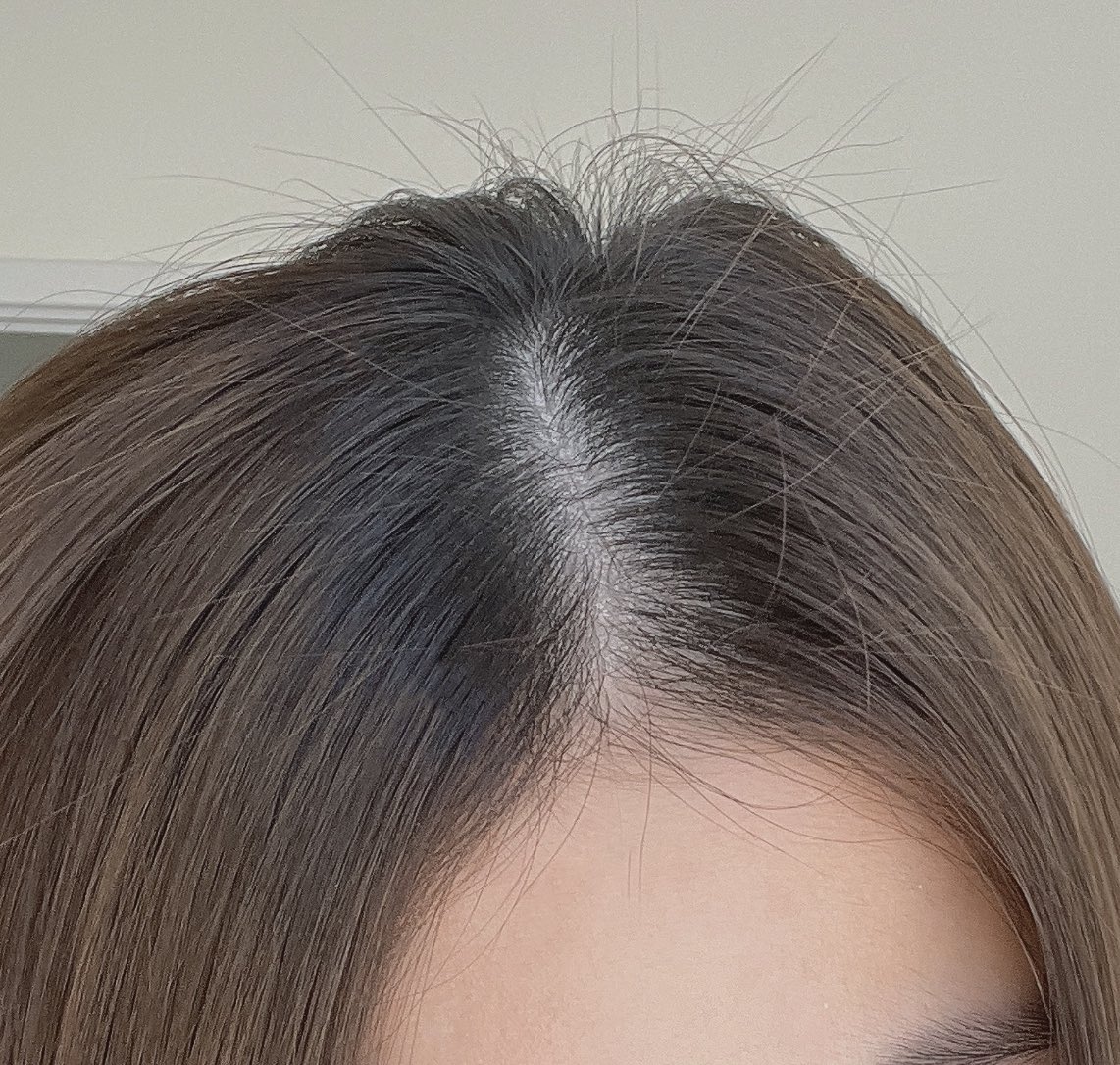 อย่าหาทำาา ‘แป้งซับมันผม’ ใช้แล้วเสียนิสัยอยู่นะ 555 ขี้เกียจสระผมเลยย มันโกงมากกกก โคตรดี เนียนฝุดด ไม่โป๊ะว่านี่ไม่ได้สระผมมา 3-4 วันแล้วววว เพราะว่าหน้าหนาวมันก็จะขี้เกียจหน่อยย เวลาใช้แค่ลูบๆ แล้วขยี้เบาๆ บนผมแค่นี้ หัวก็ไม่เอือดไม่มันแล้ว หัวหอมด้วยย