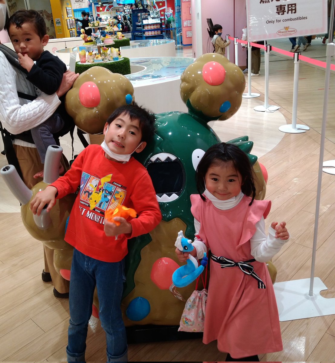 blue0711's tweet photo. 久しぶりの東京からの、ポケセン＼(^o^)／ラバーマットとデッキシールド買えて大満足♪帰ったら娘のニンフィアデッキ調整しよ。
#ポケセン
#ポケカ
#ダストダスのゴミ箱 https://t.co/tteQCqSLEa