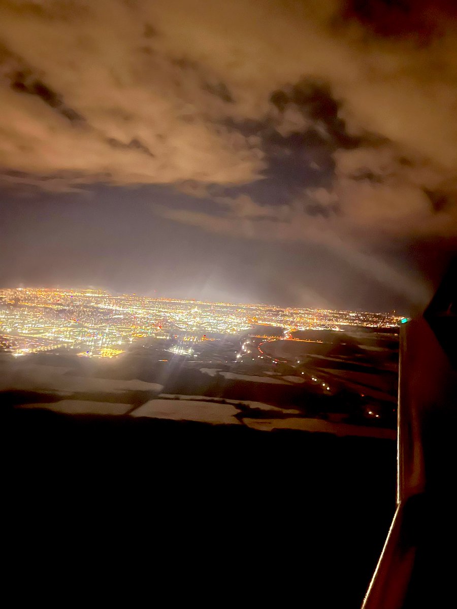 ToddStorms3's tweet photo. To the @united pilots that just put down in Ottawa in that crosswind, hell of a job. Took a couple tries but great landing. @FlyYOW #yow #alreadycold #travel #ottawa https://t.co/g4pzIR2jIq