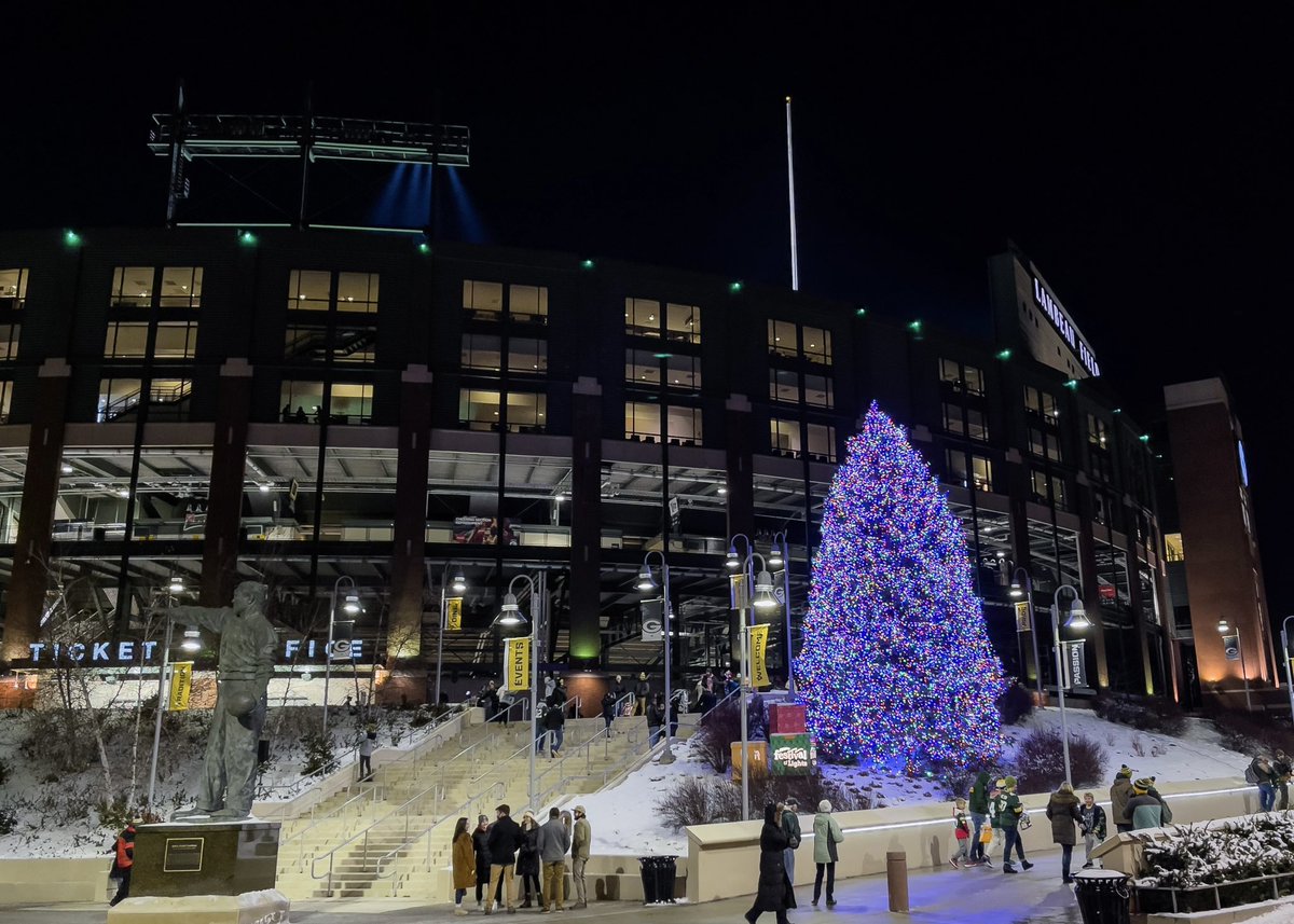 LambeauField's tweet photo. Feelin’ Festive 🎄 https://t.co/1inCPTiHdh