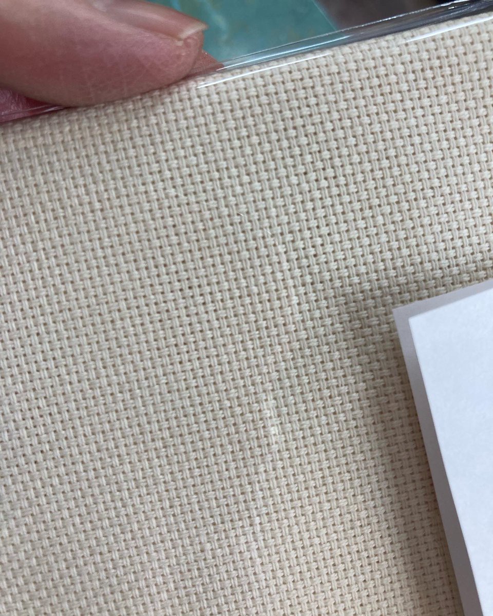 afuromie's tweet photo. めちゃ久しぶりにドヰさんで布買った〜♪
全面刺しするのに25ctより22ctのが見やすいかなぁ〜って、初めてツヴァイガルトの22を買ってみたけど、ハーダンガー用なんだよね〜
思ったより布目が大きくて
刺しやすそうだけど、一本取りクロスだとスカスカになるかな💦
#クロスステッチ
#22ct https://t.co/yOjMyBstmm