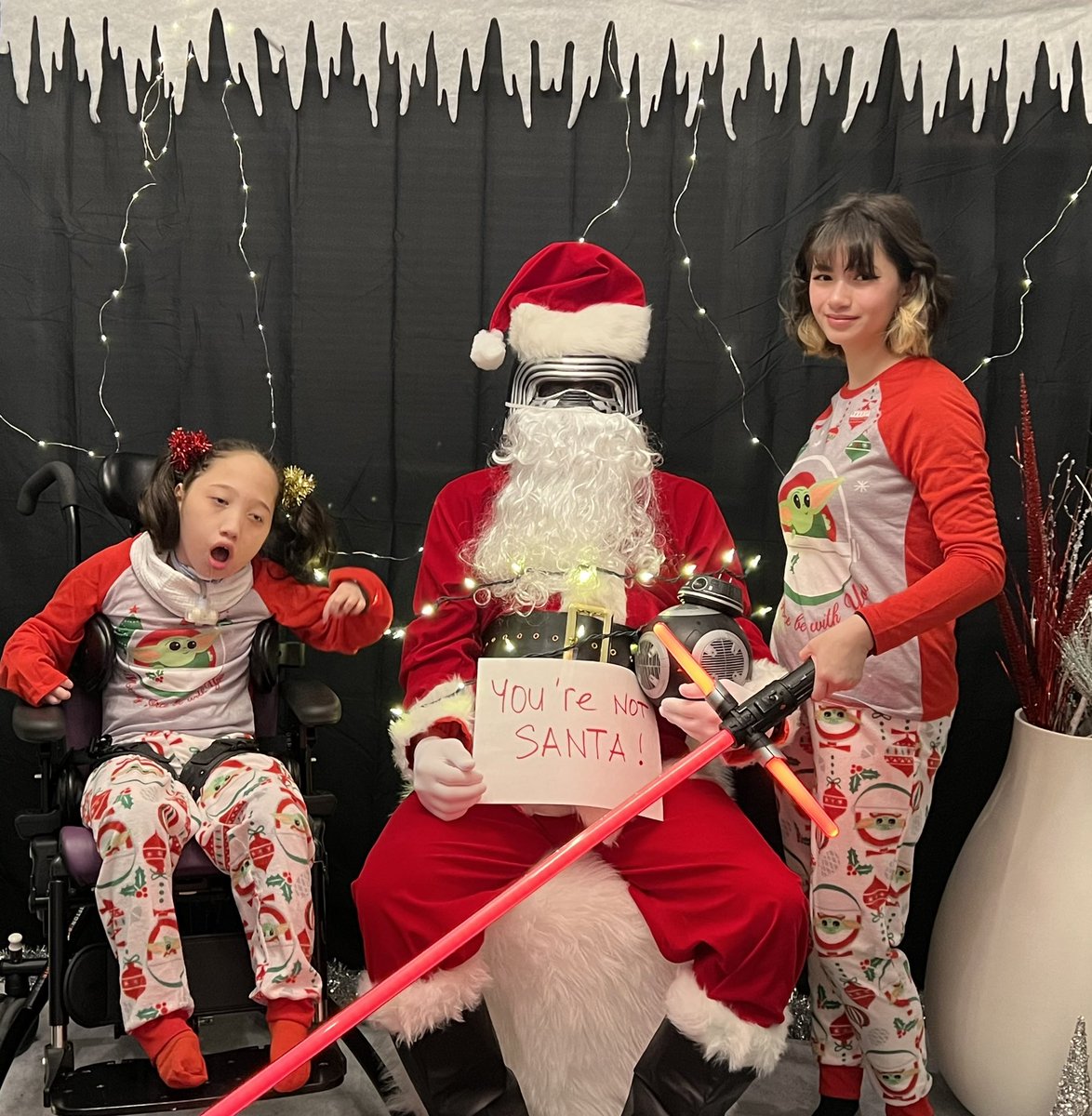 colleen_f_warn's tweet photo. Holiday Card Photo Shoot- Done!! Here are some BTS! Enjoy! 🎄🎅🏼
#starwars #starwarschristmas #starwarsfamily #santakyloren #starwarsgeeks #peacetothegalaxy  #joytothegalaxyfarfaraway https://t.co/aD4IGoX8SD