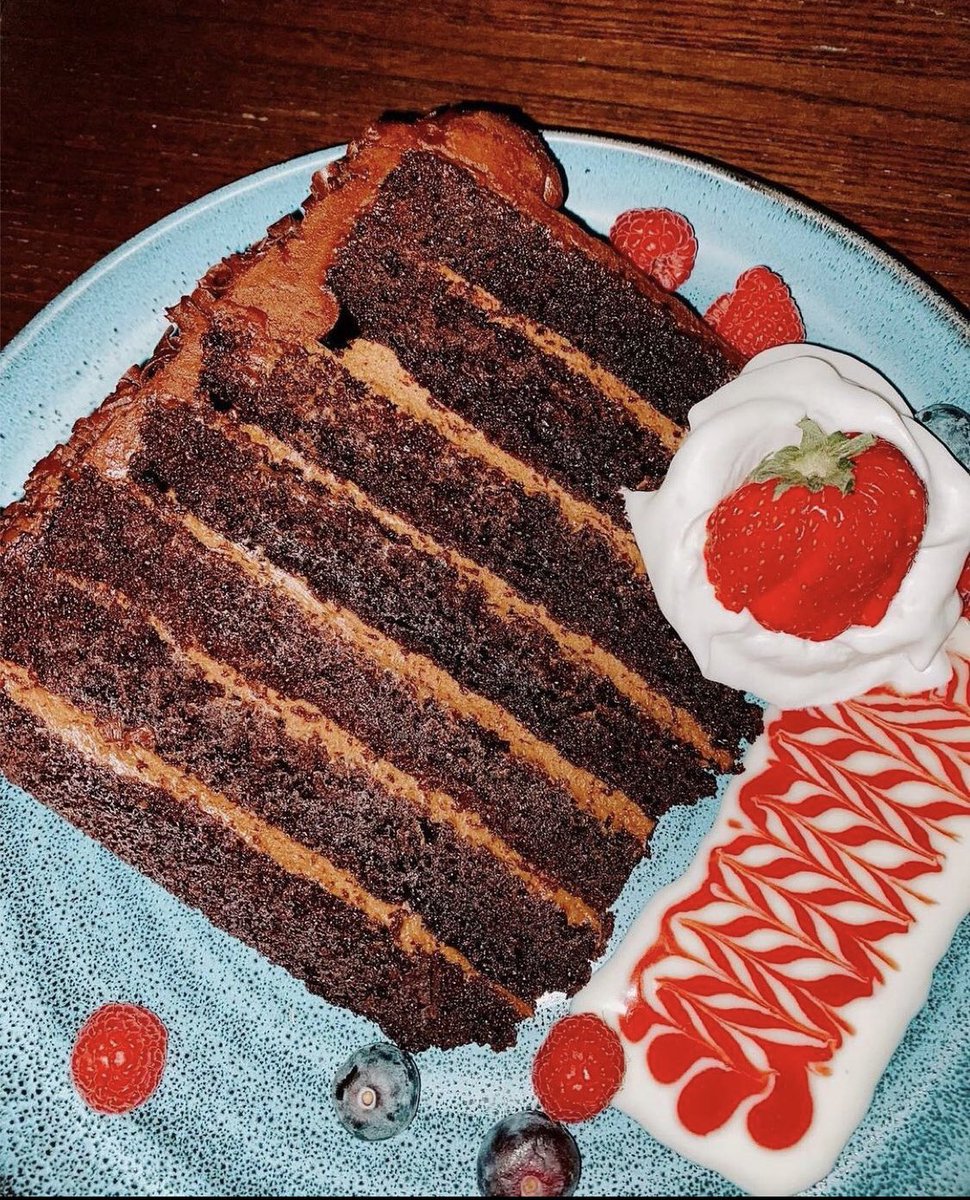 linkandpin's tweet photo. Out 7-Layer Chocolate Cake sittin’ pretty… 🤩🍫🍓🍰 • 📸 : @boozebitesandbxtches https://t.co/ueyINwbJta