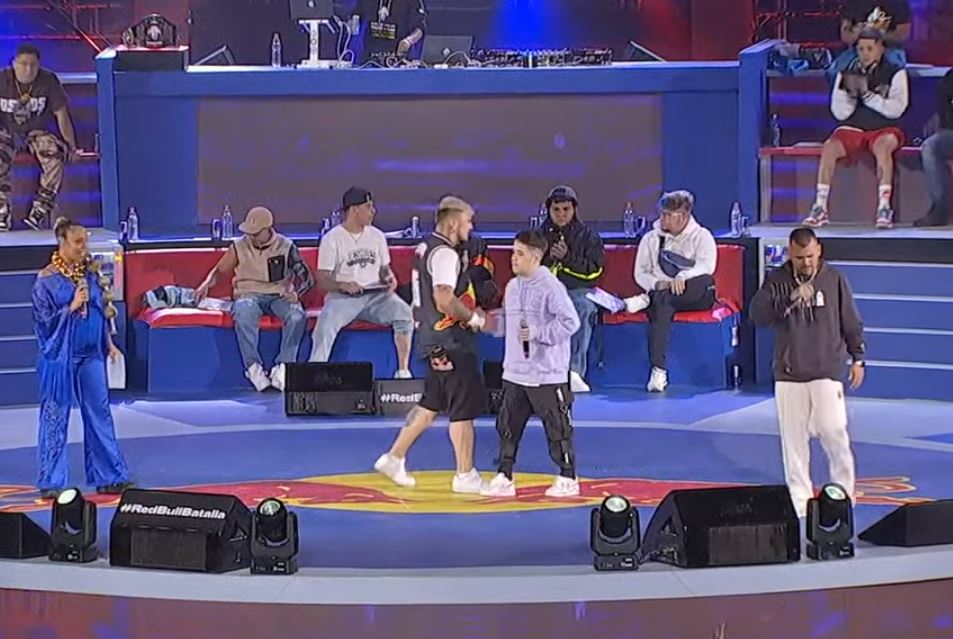 Gano #Gazir gana el 3er lugar a #Rapder 

musicaurbananacional.com/2021/12/en-viv… … 3er lugar de la Final Internacional de #RedBullBatalla 2021