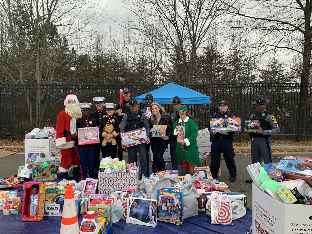 WeBackBlue's tweet photo. Today was incredible! The community came out today to support the Virginia State Police, Tots 4 Tots, and We Back Blue! Between both events we have collected over 1000 toys for kids in need this Christmas! Thank you! #WeBackBlue #toysfortots @VSPPIO virginiastatepolice https://t.co/M7wtZ2bqMF