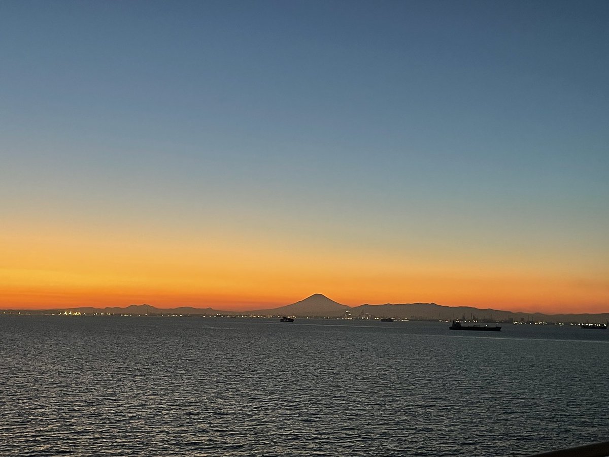 fieldofpine's tweet photo. 昨日の海ほたる
壮観のオレンジの夕焼け

#富士山とゆうひ #サンセット #海ほたるの夕陽 https://t.co/Orh3Vpo0qQ