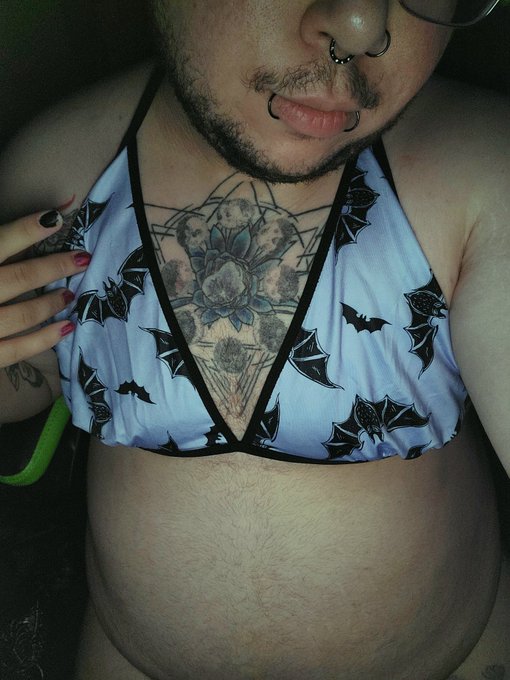 Spooky boi🦇💚 https://t.co/caKSqaBM2P<a href="/tag/tummytuesday"class="tags"><span>#tummytuesday</span></a>