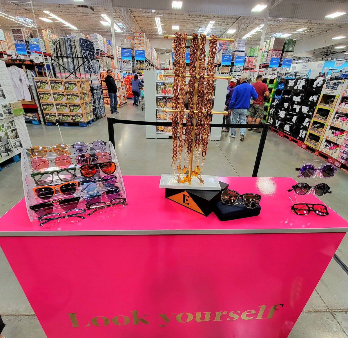 cr0d13's tweet photo. Sam's Club #4713 had a blast 🚀 today launching the @eltonofficial Master Collection Eyewear!  #lookyourself #rocketman @SamsClub @eltonofficial @ejaf https://t.co/HGUWhEiCJe