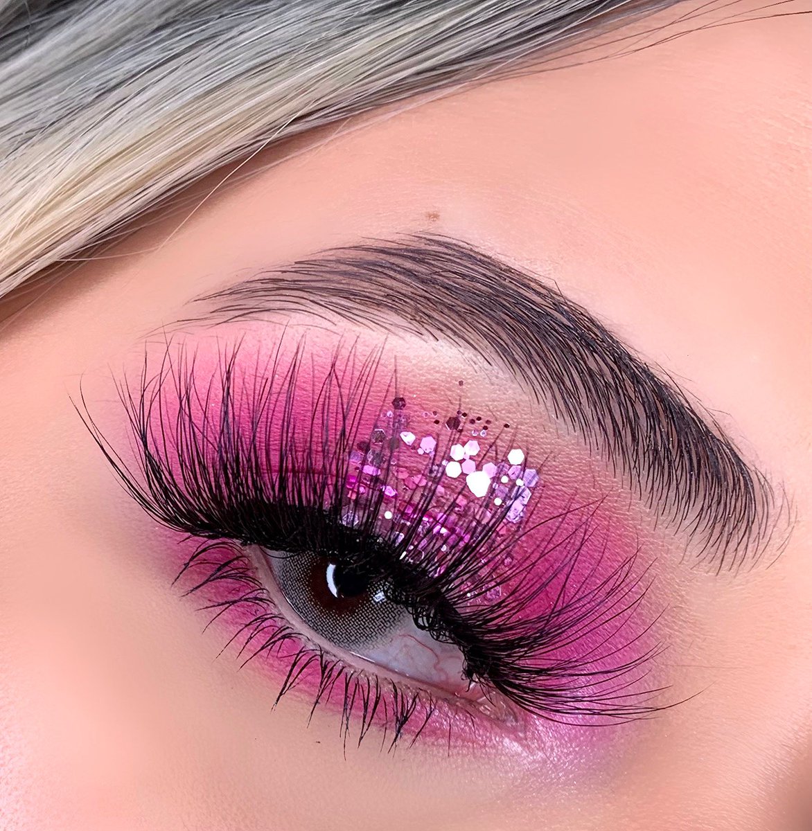 MarcanoSkia's tweet photo. #MissUniverse #boxycharm #closeups https://t.co/b1Ix8KBwEx