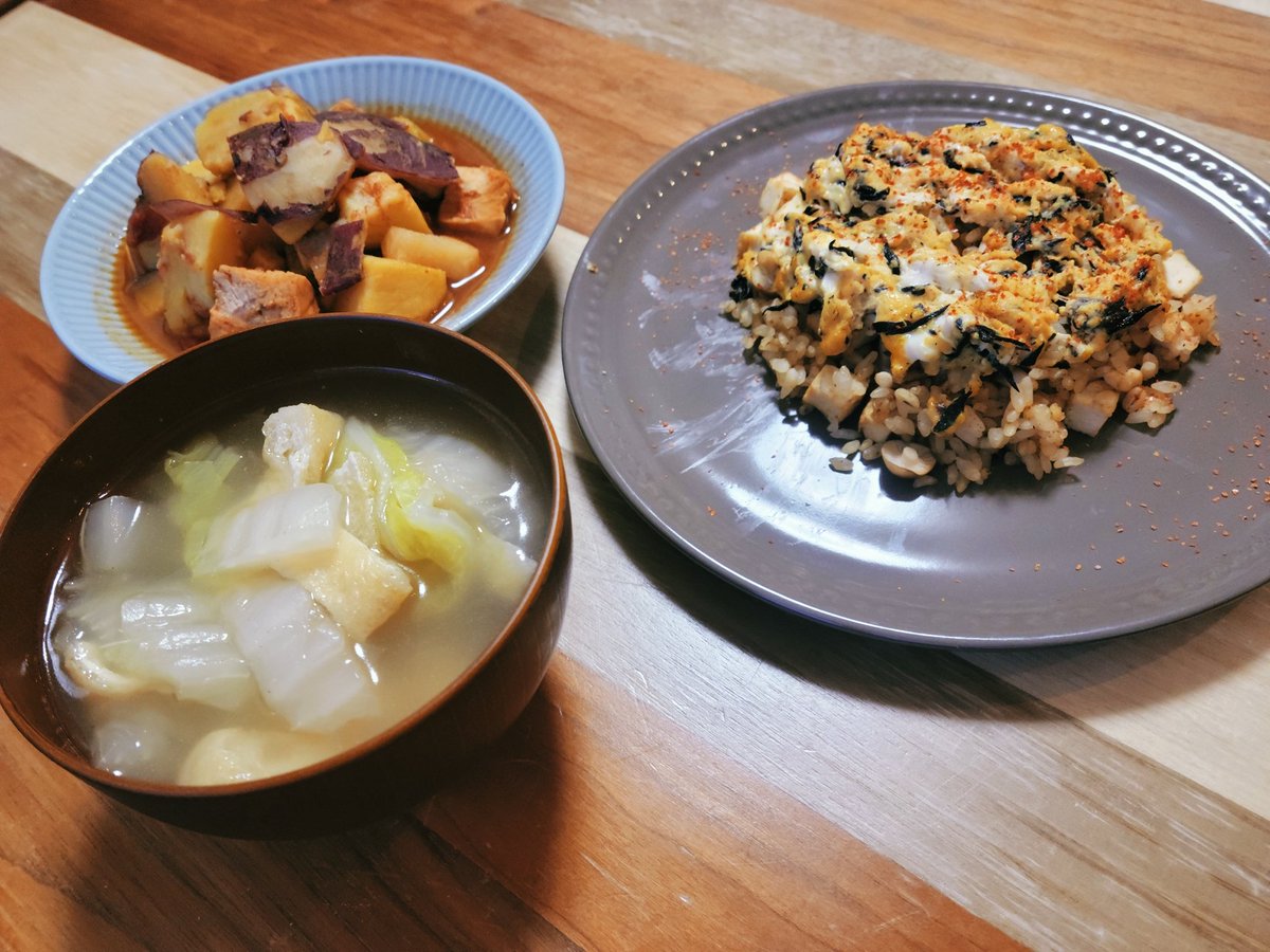 今日の朝食🍚🍵 ・キノコ焼飯ひじきオムレツ乗せ ・白菜と厚揚げのスープ ・さつまいもと鶏肉のトマト煮 ひじきは食物繊維が豊富 キノコも食物繊維が豊富 白菜も食物繊維が豊富 トリプル食物繊維！🥳