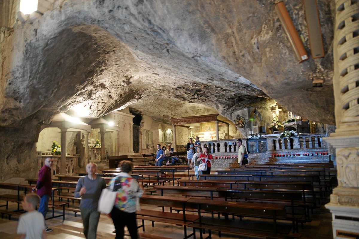  Santuário do monte sant’angeloAvançamos mais 1.000 quilômetros em linha reta. Chegamos, então, à também italiana região da Apúlia, mais precisamente ao Monte Gargano. Existe ali uma caverna de acesso muito difícil, mas que se transformou em importantíssimo lugar sagrado (+)