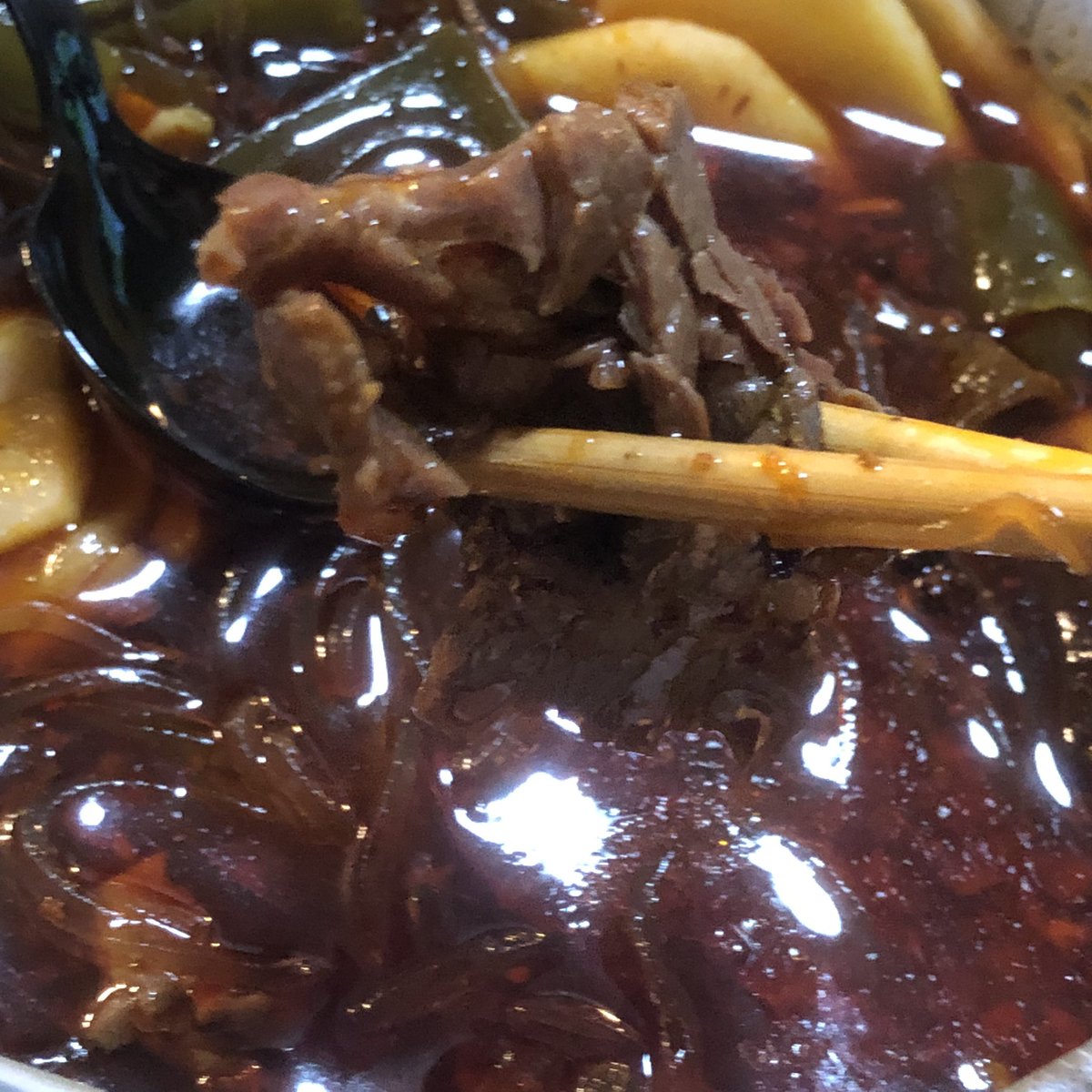 โคตรดีอันนี้เป็นหม้อไฟแบบร้อนเองของ Haidilao เราลองซื้อรสหม่าล่าเนื้อตุ๋นมา อร่อยมากก เนื้อเป็นชิ้นจริงๆเลย น้ำซุปเข้มข้นมากเส้นคือดีมาก เหมาะมากสำครับใครที่จะไปแคมป์ปิ้ง