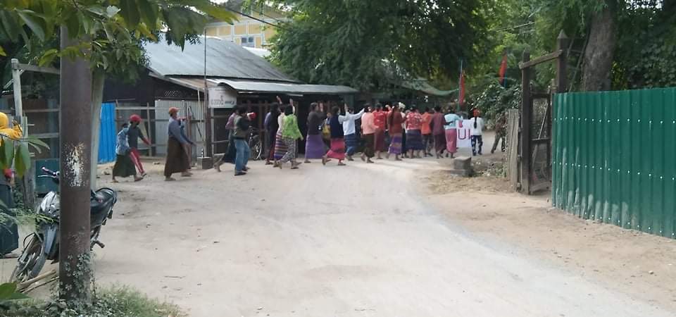 Yunaayunaa26's tweet photo. Anti-coup revolutionary strike in a village from Sagaing's Shwebo as a daily basis and in support of @NUGMyanmar government. 🪧

#Dec12Coup #WarCrimesOfJunta #WhatsHappeningInMyanmar https://t.co/mjMBNO4BEd