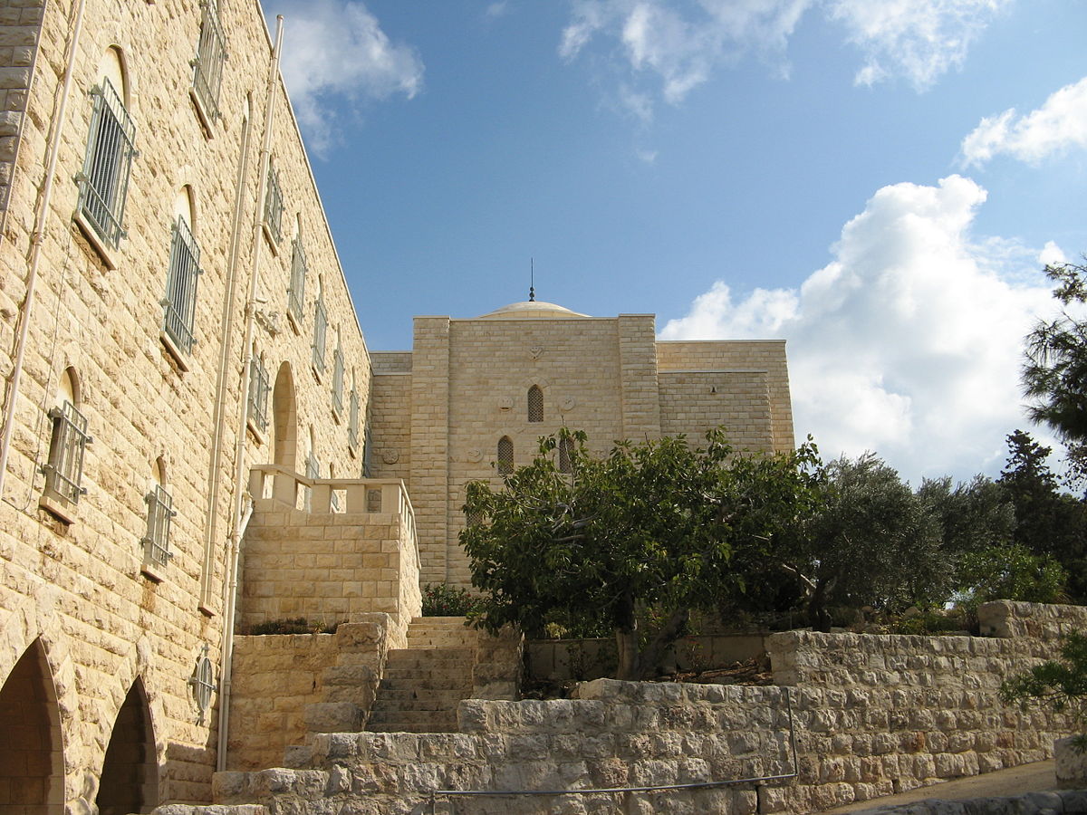  Mosteiro do Monte CarmeloE, enfim, a Linha Sacra termina em território israelense. Chegamos agora ao mosteiro do Monte Carmelo, em Haifa, que tem vista privilegiada para o Monte Meggido (Armagedon), o símbolo da derrota final das forças do mal [Apocalipse 16:16].