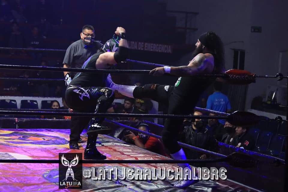 LaTijeraLucha's tweet photo. Explosivo triangular de parejas donde el #NegocioTraumado sale con la mano en alto al vencer a los #OldVipers al igual que a la dupla de #MrAguila y #MontañaNegra, de forma experimentada #ElDeBarril y el #NegocianteDelInfierno llevan a sus rivales al toque de espaldas.
#latijera https://t.co/OsuQca5Nzl