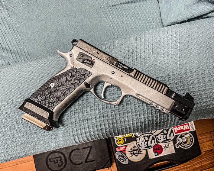 janedoe_cz75's tweet photo. とんでもないキメラが完成した
#czsp01 #carbon8 #uswa1 #cz75 https://t.co/19DmH3U6Gx