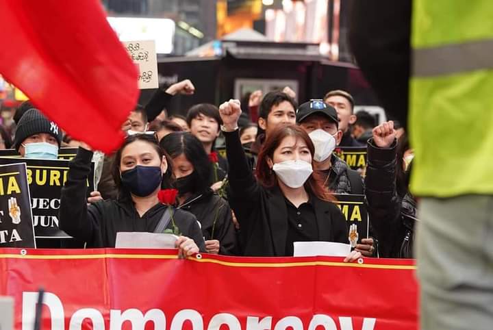 b3rry_y's tweet photo. SAVE DEMOCRACY IN MYANMAR
Burmese people in New York, United States protested to judge Min Aung Hlaing and his military leaders at the International Criminal Court (ICC).

#WarCrimesOfJunta #Dec12Coup
#WhatsHappeningInMyanmar https://t.co/l2hlggatL1